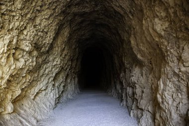 Derin taş tüneli, dağdaki antik mağaranın ayrıntıları.