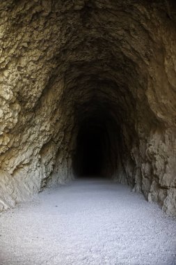 Derin taş tüneli, dağdaki antik mağaranın ayrıntıları.