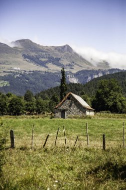 Tipik dağ evi, dağdaki evin ayrıntıları.
