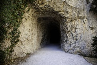 Derin taş tüneli, dağdaki antik mağaranın ayrıntıları.