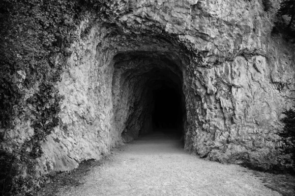 Βαθιά Πέτρινη Σήραγγα Λεπτομέρεια Από Αρχαία Σπηλιά Ένα Βουνό — Φωτογραφία Αρχείου