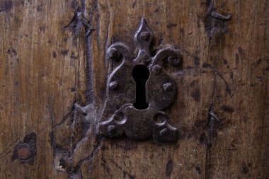Eski işlenmiş demir kilit, güvenlik ayrıntıları, ortaçağ sanatı.
