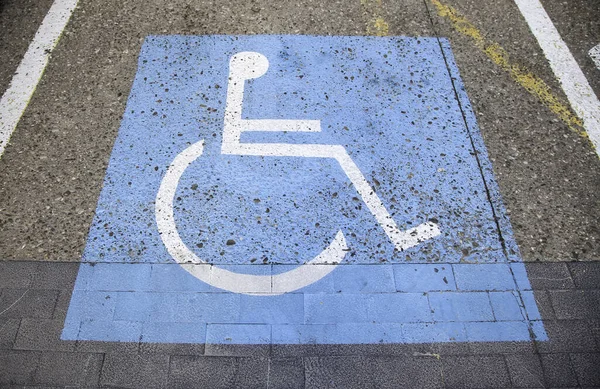 Znak Dla Niepełnosprawnych Asfalcie Informacja Dla Osób Niepełnosprawnych Udogodnienia Dla — Zdjęcie stockowe