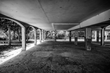 Köşe yazılarıyla terk edilmiş eski binalar, harabe ve terk edilme detayları, eski fabrikalar.