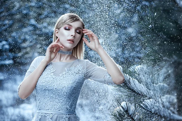 Das Mädchen Winterwald Unter Dem Schnee Einem Kleid — Stockfoto