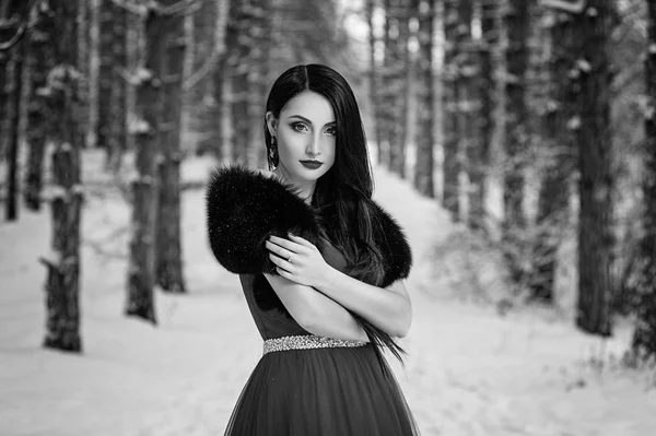 Mädchen Kleid Winterwald Schwarz Weiß — Stockfoto