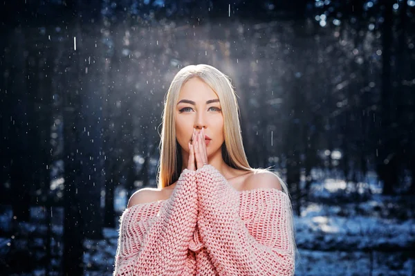 Girl Pink Sweater Winter Forest — Stock Photo, Image