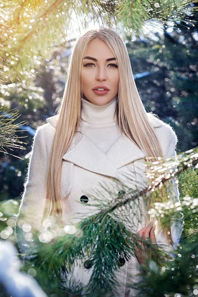 Chica Con Abrigo Blanco Invierno Cerca Abeto — Foto de Stock