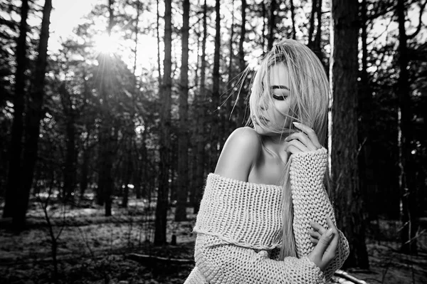 Menina Camisola Inverno Floresta Preto Branco — Fotografia de Stock