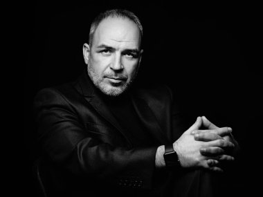 Stüdyo bir pahalı siyah takım elbise (siyah ve beyaz bir işadamı portresi)