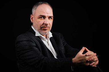 Yetişkin adam Studio siyah bir zemin üzerine poz