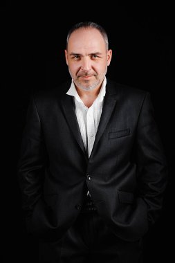 Yetişkin adam Studio siyah bir zemin üzerine poz