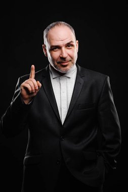 Yetişkin adam Studio siyah bir zemin üzerine poz