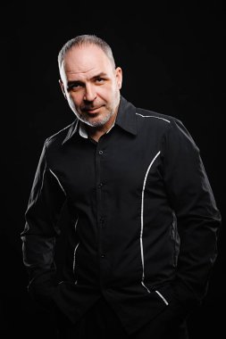 Hizmet veren üniformalı bir adam portresi