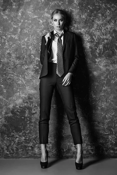 ビジネス スーツ女性のビジネス 黒と白 — ストック写真