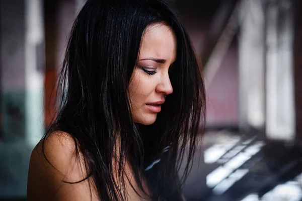 Kız acı çekiyor ve ağlıyor. Portre