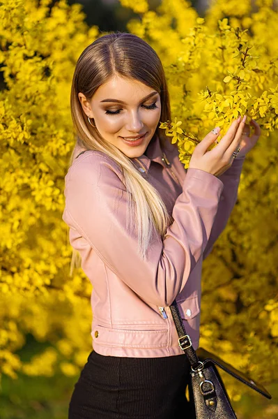 Rubia Primavera Árboles Con Flores Arbustos —  Fotos de Stock