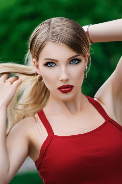 Blonde Red Dress City — Stock Photo, Image