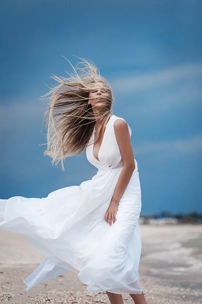 Блондинка Білій Сукні Пляжі — стокове фото