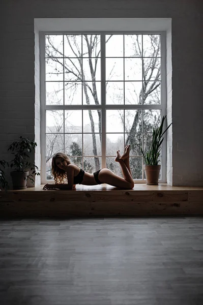 Pencereye Karşı Çamaşırı Seksi Sarışın — Stok fotoğraf