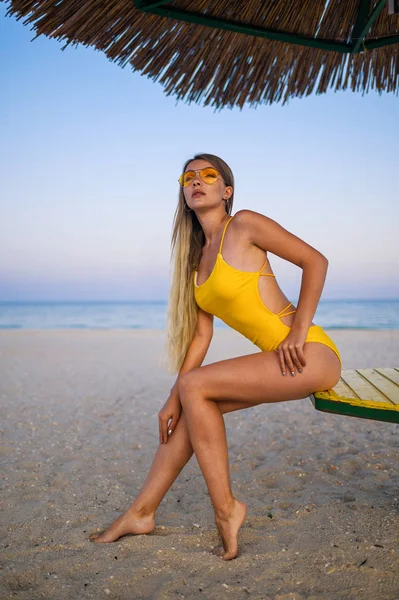 Blondes Mädchen Badeanzug Strand — Stockfoto