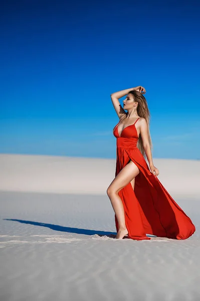在沙漠中穿裙子的迷人金发女郎 — 图库照片