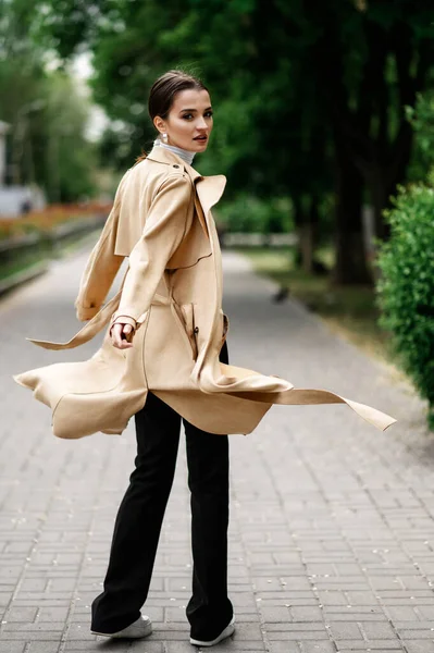 Beautiful Brunette Beige Trench Coat Walking Park — Stock Photo, Image