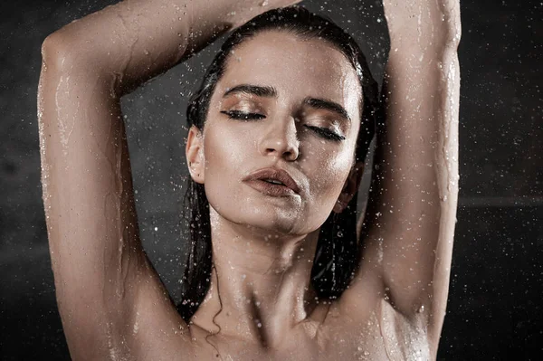 Nass Schön Brünette Die Dusche Mit Ein Nackte Büste — Stockfoto