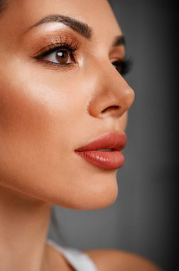 Çekici esmer, gündüz makyajlı.