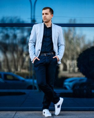 Gri ceketli çekici bir erkek. İş Adamları