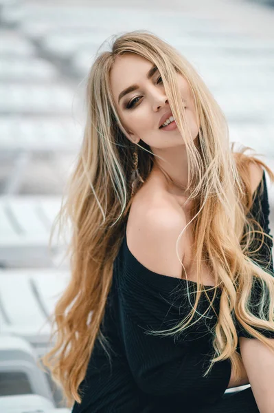 Siyah Elbiseli Uzun Saçlı Seksi Bir Sarışın — Stok fotoğraf