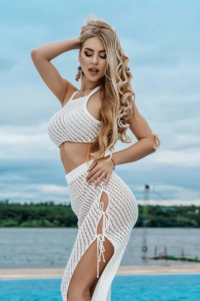 Aantrekkelijk Sexy Blond Een Wit Strand Transparant Pak Bij Het — Stockfoto