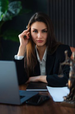 Modern ofis ortamlarına güvenen odaklanmış bir iş kadını, kurumsal ve profesyonel temalar için ideal..