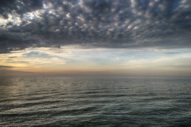 Almanya'da Ahrenshoop Cliff gün batımında