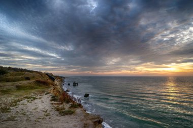 Almanya'da Ahrenshoop Cliff gün batımında