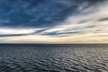 Kuzey Denizi ve bulutlu gökyüzü