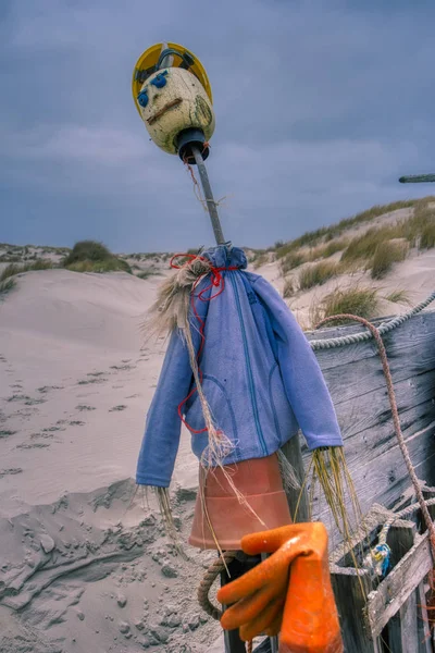 アムルム ドイツ 2018 ドイツ土地アーティスト北フリジア語島 Amrum Kniepsand ビーチに行ったビーチ小屋と漂着物から他のオブジェクト — ストック写真
