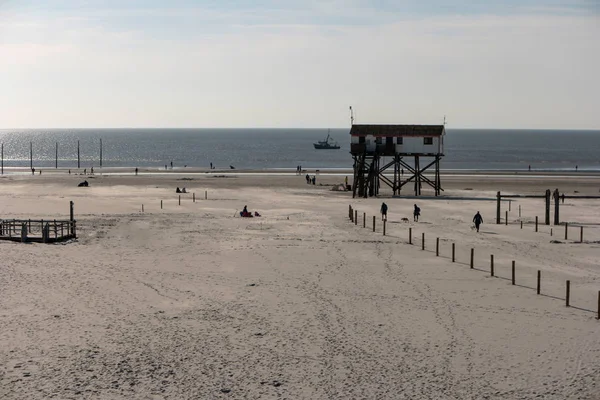 Charakteristický Stiltův dům na pláži Sankt Peter-Ording v — Stock fotografie