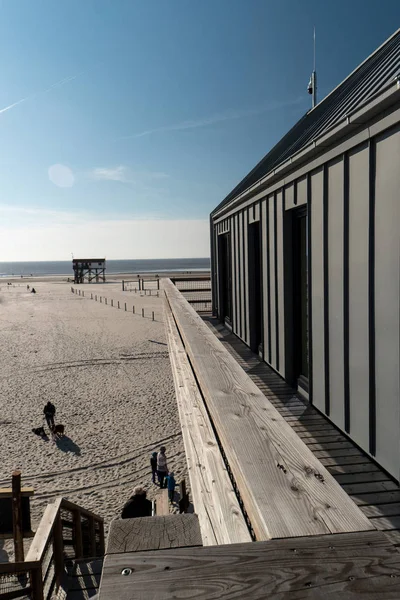Característica Casa Stilt en la playa de Sankt Peter-Ording en —  Fotos de Stock