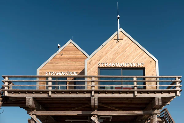 Характеристика Stilt будинок на пляжі Санкт-Петер-Ордінг в — стокове фото