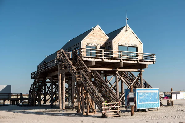 Karakteristiskt stilt hus på stranden i Sankt Peter-Ording i — Stockfoto