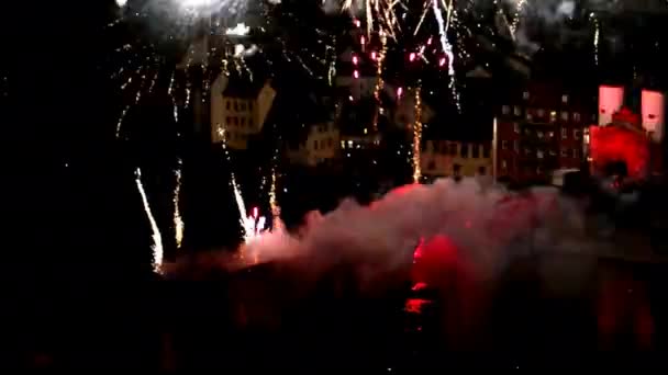 夜间在德国海德堡上空燃放烟花 — 图库视频影像