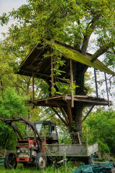 Dům stromů podél dálkové turistické stezky Neckarsteig v G — Stock fotografie