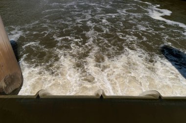 Uzun mesafe yürüyüş tra boyunca Neckar nehri üzerinde baraj