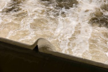 Uzun mesafe yürüyüş tra boyunca Neckar nehri üzerinde baraj
