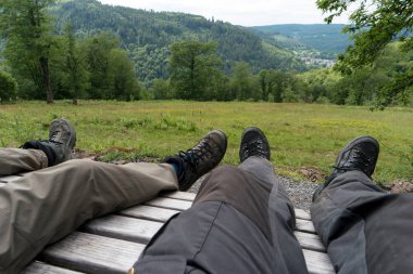 Almanya 'daki Neckarsteig' in uzun mesafe yürüyüş yolu boyunca yürü