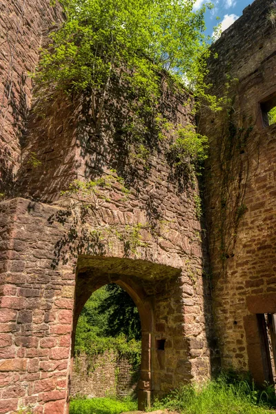 Hradní zřícenina Stolzeneck podél dálkové turistické trasy krk — Stock fotografie