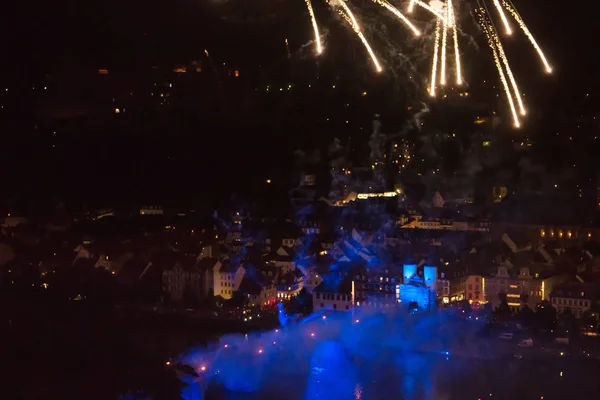 Feuerwerk über Heidelberg in der Nacht — Stockfoto