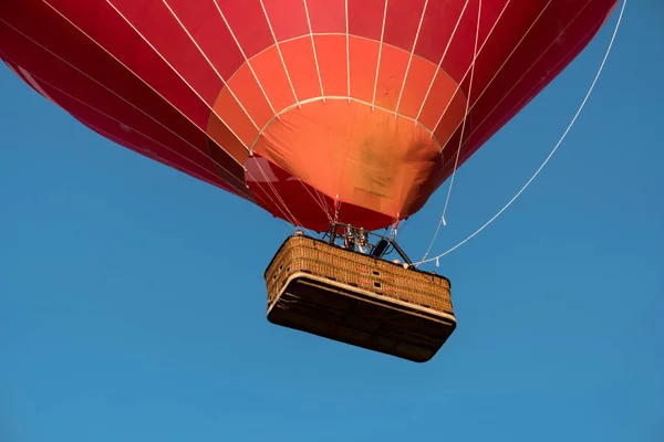 Dettaglio di una mongolfiera rossa di partenza — Foto Stock