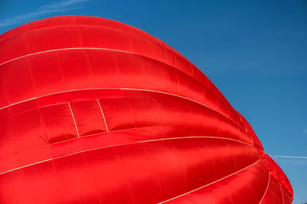 Detalhe de um balão de ar quente vermelho inicial — Fotografia de Stock